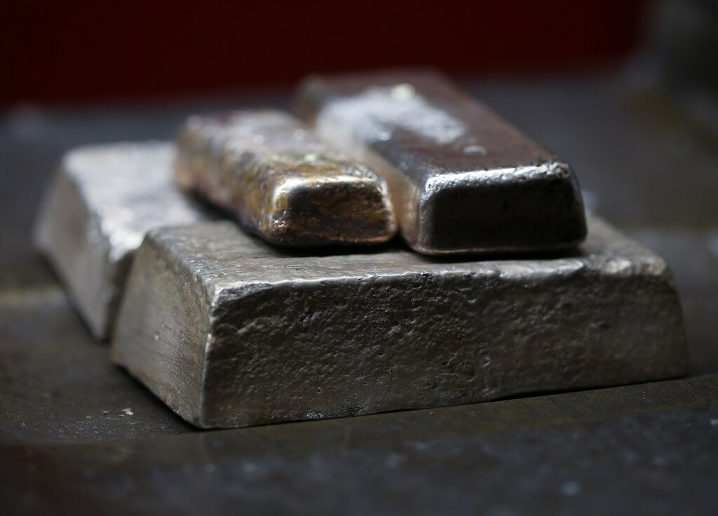 Silver bars are seen in a laboratory in Rome, Italy, March1 2016.REUTERS/Alessandro Bianchi - D1AESXSPYSAA