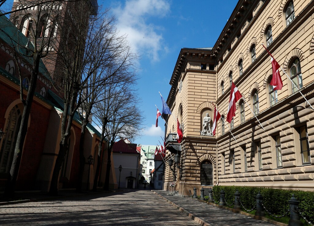 General view of an empty square next to the Parliament during the coronavirus disease (COVID-19) outbreak in Riga, Latvia May 4, 2020. REUTERS/Ints Kalnins - RC2NHG9NCHP6