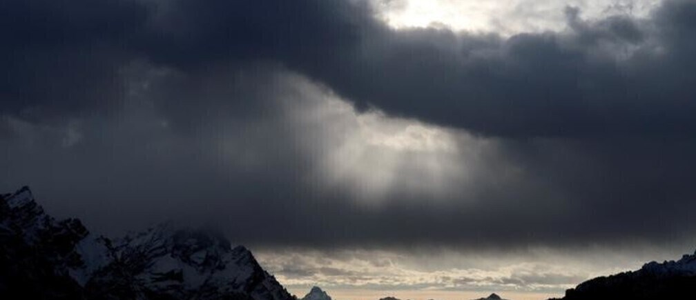 Nubes de tormenta sobre una montaña.