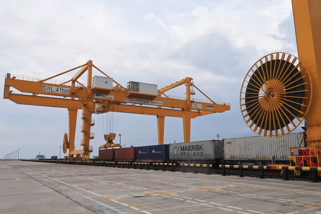 A view of a rail mounted gantry crane is seen at the Khorgos Eastern Gateway in Khorgos, Kazakhstan May 17, 2017. Picture taken May 17, 2017. REUTERS/Sue-Lin Wong - RC155EC09C20
