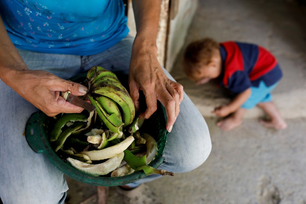 Maira Guitia, la abuela de Yeibe Medina prepara plátanos en su casa cerca de San Francisco de Yare, Venezuela, el 20 de febrero de 2019.