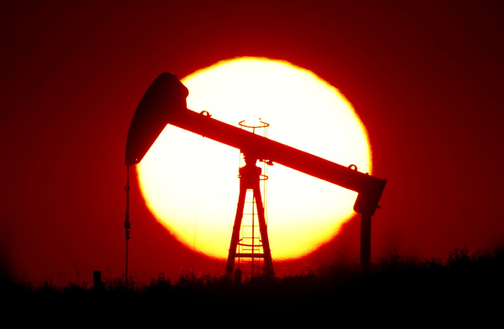 The sun sets behind an oil pump outside Saint-Fiacre, near Paris, France September 17, 2019. REUTERS/Christian Hartmann TPX IMAGES OF THE DAY - RC1F20ADD030