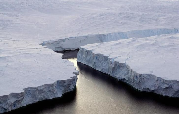 An enormous iceberg (R) breaks off the Knox Coast in the Australian Antarctic Territory, January 11, 2008. Australia's CSIRO's atmospheric research unit has found the world is warming faster than predicted by the United Nations' top climate change body, with harmful emissions exceeding worst-case estimates. Picture taken January 11, 2008. REUTERS/Torsten Blackwood/Pool (ANTARCTICA)
