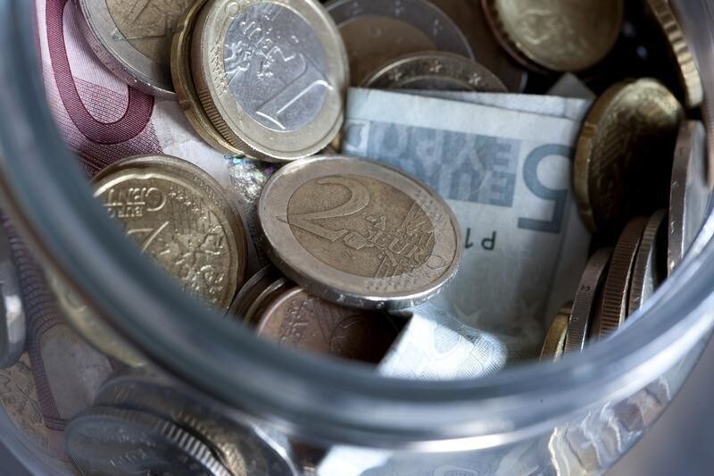 Euro coins are seen in this photo illustration taken in Budapest January 6, 2012. REUTERS/Bernadett Szabo (HUNGARY - Tags: BUSINESS) - GM1E817035Z01