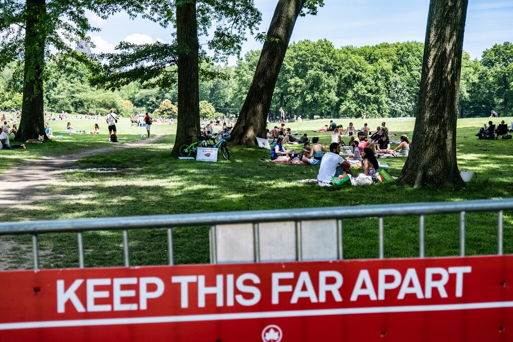 People enjoy the weather in Central Park, the day before the city starts phase two of reopening after the lockdown due to the coronavirus disease (COVID-19), in the Manhattan borough of New York City, U.S., June 21, 2020. REUTERS/Jeenah Moon - RC2XDH9G0BXY