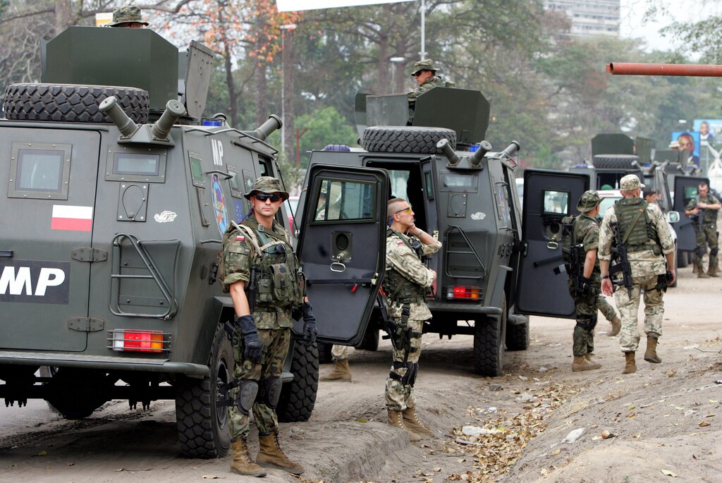 Miembros de las fuerzas de paz de la ONU junto a sus vehículos blindados de transporte de tropas (APC) en las calles de Kinshasa, el 24 de agosto de 2006: las operaciones de consolidación de la paz se están reduciendo, mientras que los conflictos van en aumento.