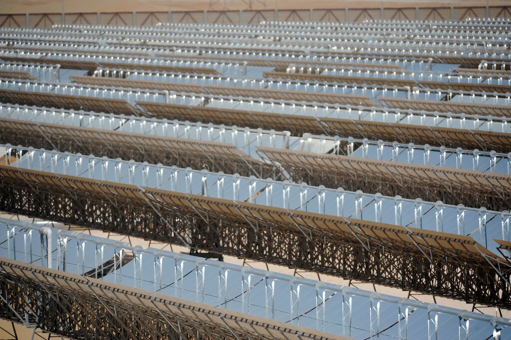 A section of solar power plant Shams 1 is seen during the official inauguration, at Madinat Zayed in Abu Dhabi March 17, 2013. The largest renewable energy project in the Middle East, Shams 1, covers 2.5 square kilometres in Madinat Zayed in the Western Region, and will generate 100 megawatts of clean and sustainable energy - enough to power 20,000 homes, and the biggest step so far towards Abu Dhabi's goal of obtaining 7 percent of its energy from renewable sources by 2020, according to local media. REUTERS/Ben Job (UNITED ARAB EMIRATES - Tags: ENVIRONMENT ENERGY BUSINESS) - GM1E93H1IQM01