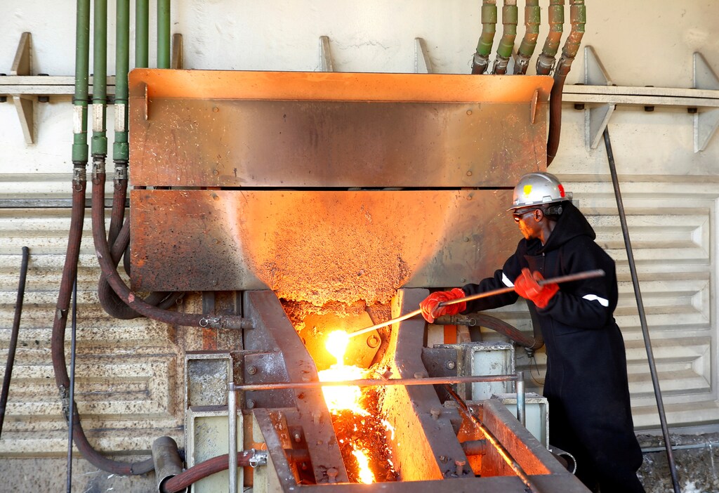 A worker attends to machinery at a smelter plant at Anglo American Platinum's Unki mine in Shurugwi, Zimbabwe, May 16, 2019. REUTERS/Philimon Bulawayo - RC2CUF9JGF6G