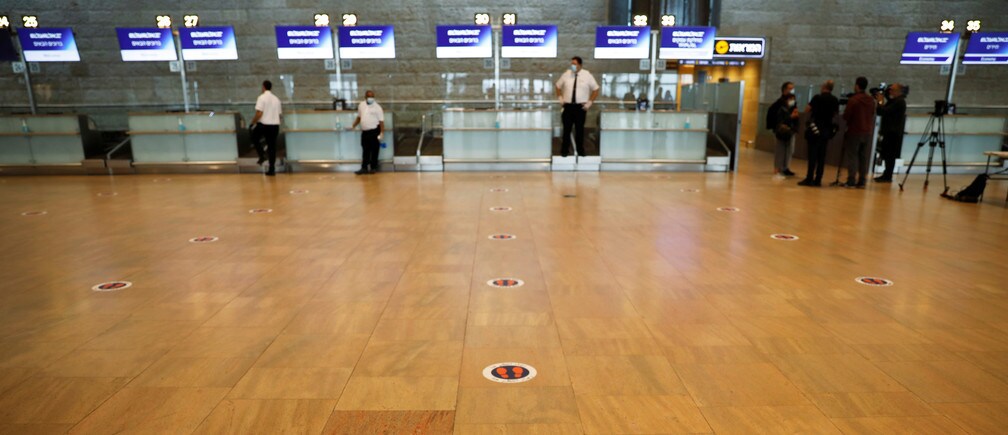 En algunos aeropuertos ya hay marcadores en el suelo para ayudar a los viajeros a mantener la distancia.
