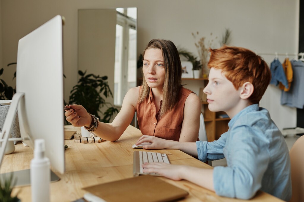 Los niños están accediendo a Internet a una edad más temprana, pasando más tiempo en línea y exponiéndose a un mayor riesgo de ciberacoso mientras la pandemia del COVID-19 les obliga a permanecer en casa, dijo el martes una agencia de la ONU.