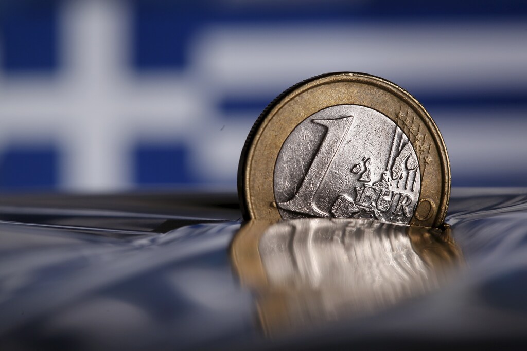 A one Euro coin is seen in this picture illustration taken in Rome, Italy July 9, 2015. The European Union's chairman joined growing international calls for Greece to be granted debt restructuring as part of any new loan deal if it delivers convincing reforms to avert imminent bankruptcy. REUTERS/Tony Gentile - GF10000153827