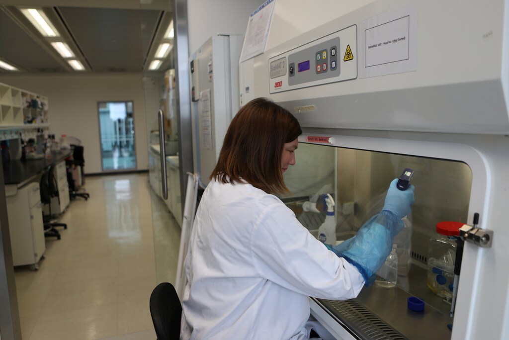A scientist works in the lab at the Roslin Institute in Edinburgh, Scotland, amid the outbreak of the coronavirus disease (COVID-19), May 13, 2020. Picture taken May 13, 2020. REUTERS/Russell Cheyne - RC2EOG9CTZFH