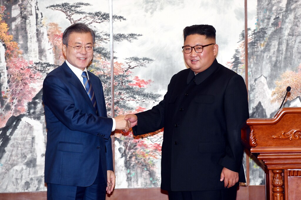 South Korean President Moon Jae-in shakes hands with North Korean leader Kim Jong Un during a joint news conference in Pyongyang, North Korea, September 19, 2018. Pyeongyang Press Corps/Pool via REUTERS - RC18A51D5B60