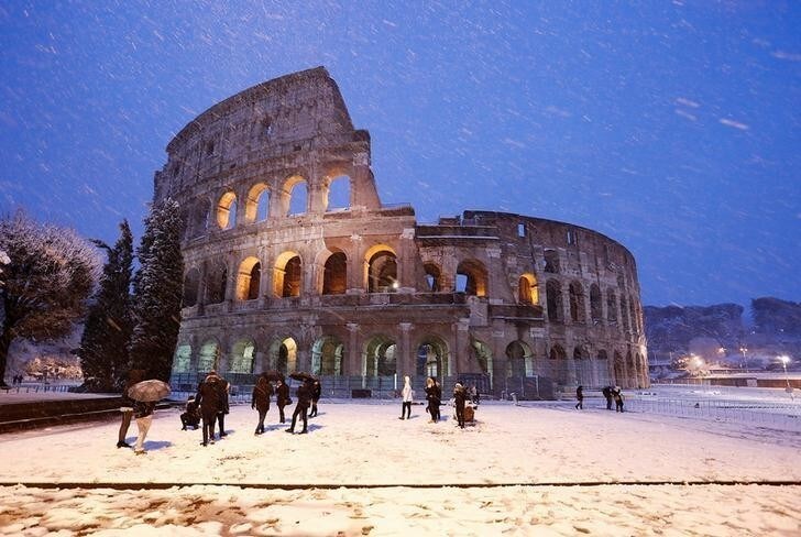 The ancient Colosseum is seen during a heavy snowfall early in the morning in Rome, Italy February 26, 2018. REUTERS/Remo Casilli