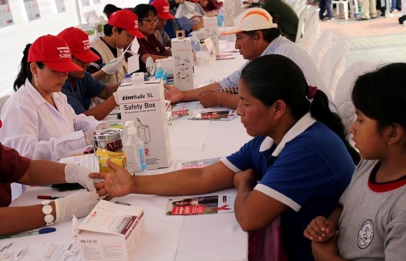 Nurses take blood for free HIV tests during a HIV prevention campaign marking the World AIDS Day in Lima, Peru December 1, 2016.