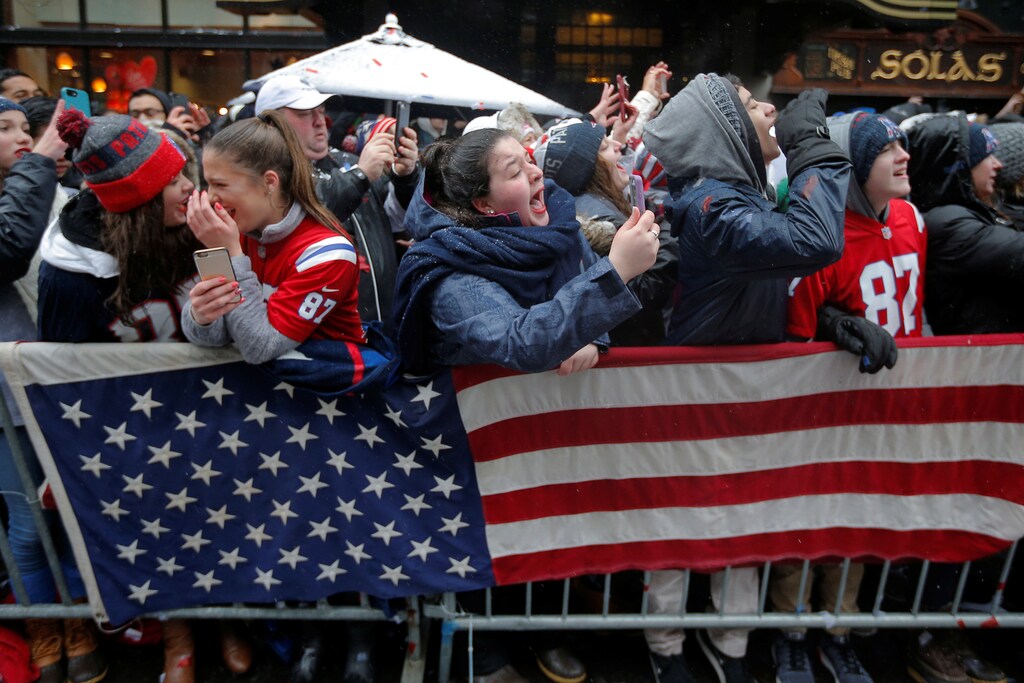 Fans watch the New England Patriots victory parade through the streets of Boston after winning Super Bowl LI, in Boston, Massachusetts, U.S. February 7, 2017. REUTERS/Brian Snyder - RTX301RG