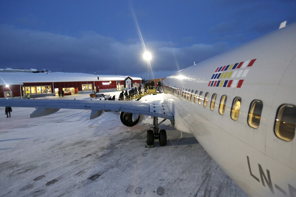 People board in SAS aircraft in the Kiruna airport, Sweden, December 16, 2015. REUTERS/Ints Kalnins - GF10000268144