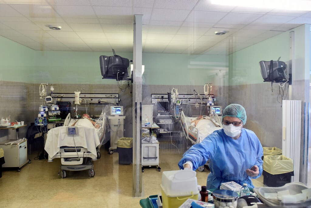 A medical worker wearing a protective mask and suit treats patients suffering from coronavirus disease (COVID-19) in an intensive care unit at the Oglio Po hospital in Cremona, Italy March 19, 2020. REUTERS/Flavio Lo Scalzo TPX IMAGES OF THE DAY - RC2ZMF9E803K