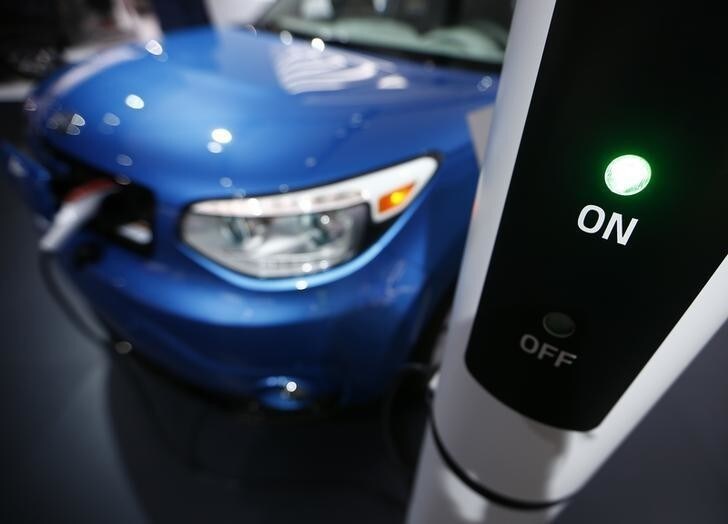 A Kia Soul EV is plugged into a charging station during the second press day of the North American International Auto Show in Detroit, Michigan, January 13, 2015. REUTERS/Mark Blinch (UNITED STATES - Tags: TRANSPORT BUSINESS)