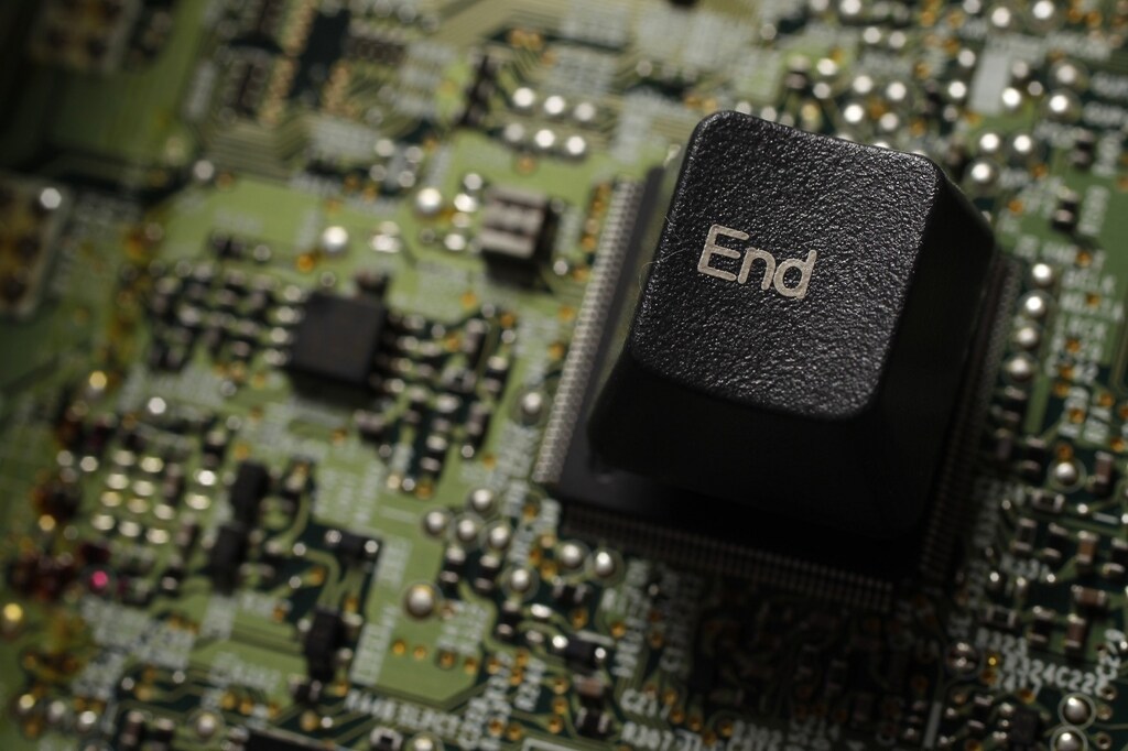 The 'End' key from a computer keyboard is placed on plate of integrated circuit is seen in this illustration picture taken in Warsaw, December 13, 2013. Picture taken December 13. REUTERS/Kacper Pempel (POLAND - Tags: SCIENCE TECHNOLOGY) - RTX16N83