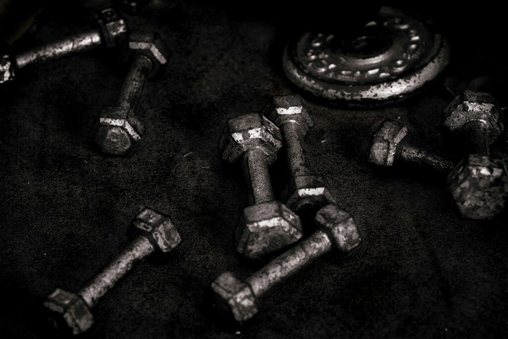 - PHOTO TAKEN 12OCT05 - Lifting weights sit on the floor at a gym in Sydney, Australia October 12, 2005. - PBEAHUNPEAK