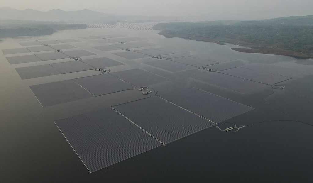 Una vista muestra los paneles solares de la planta de energía solar flotante de 192 megavatios pico (MWp) construida en Cirata.