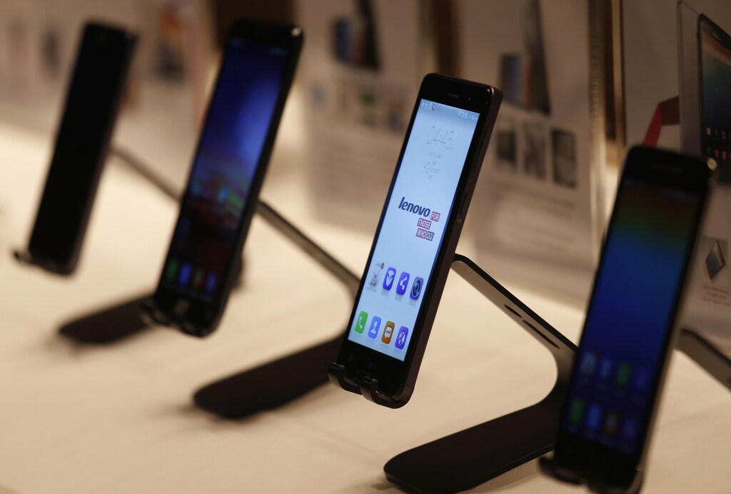 Lenovo smartphones are displayed during a news conference announcing the company's annual results in Hong Kong May 21, 2014. Chinese personal computer (PC) and smartphone maker Lenovo Group Ltd aims to sell 100 million smartphones and tablets in the coming year, the company said during a conference call with media on Wednesday. REUTERS/Bobby Yip (CHINA - Tags: BUSINESS SCIENCE TECHNOLOGY TELECOMS) - GM1EA5L1CT701