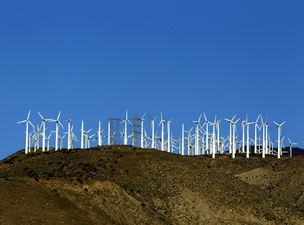 Windmills are seen at a wind farm in Palm Springs, California, February 9, 2011. California aims to slow climate change by putting a price on carbon -- a low, low starting price. The program is the last, keystone step in a controversial half-decade push to green the state's business for the good of the planet and the economy. Picture taken February 9, 2011. To match Special Report CARBON-CALIFORNIA/ REUTERS/Lucy Nicholson (UNITED STATES - Tags: ENERGY ENVIRONMENT) - GM1E72H1RPZ01