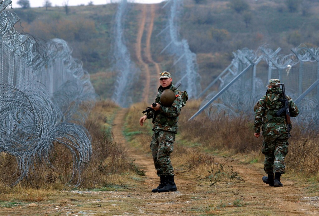 Macedonian Army personnel patrol near the razor wire fence at the border with Greece, in Gevgelija, Macedonia, November 25, 2016. REUTERS/Ognen Teofilovski - RTST8C1