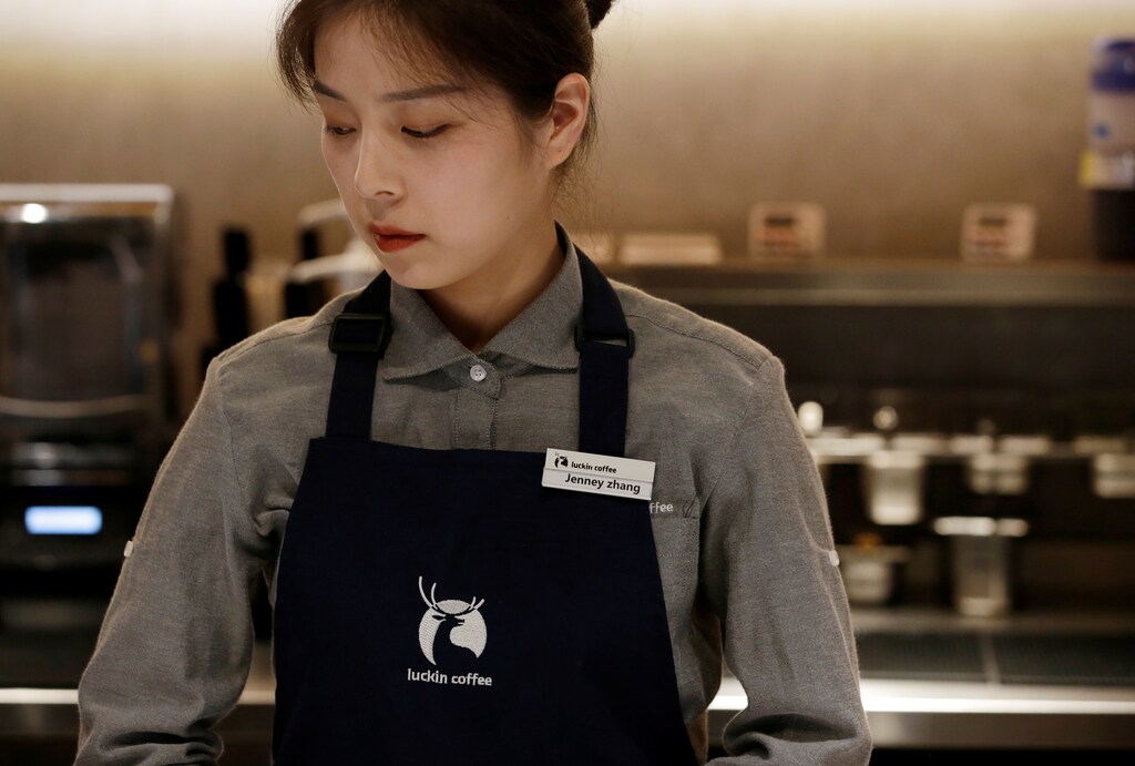 A barista is pictured at a Luckin Coffee store in Beijing, China July 17, 2018. Picture taken July 17, 2018. REUTERS/Jason Lee - RC1C9ED7B630