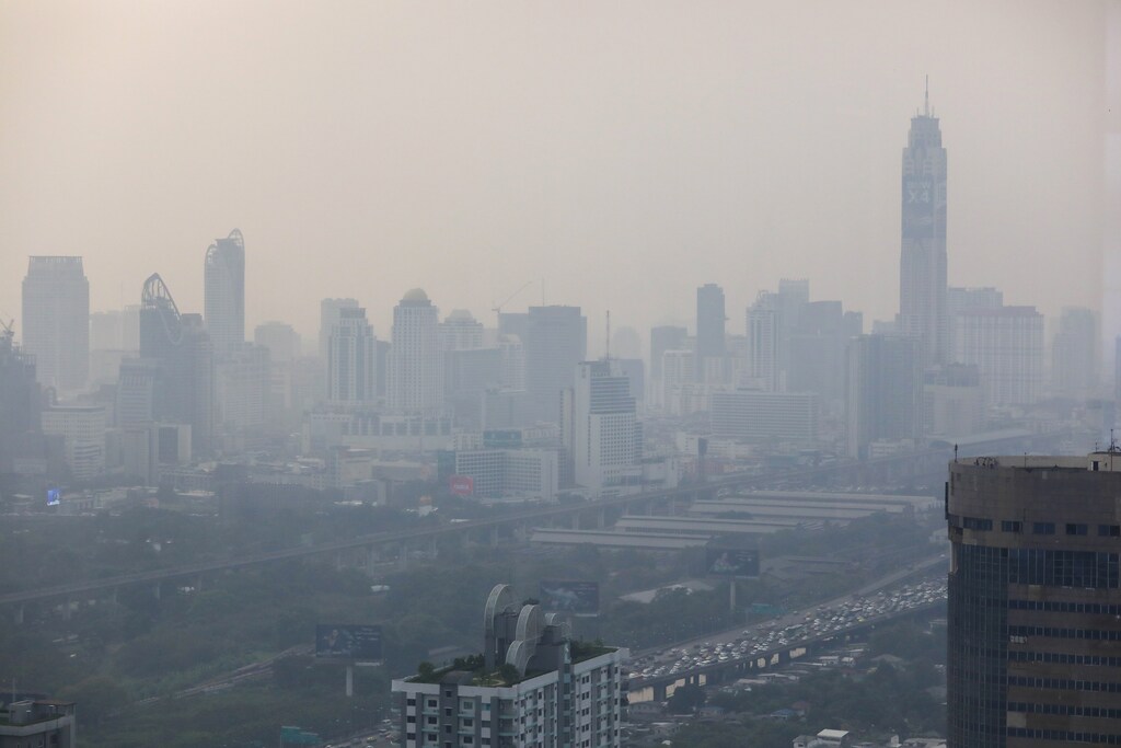 The skyline is seen through polluted air, as classes in over 400 Bangkok schools have been cancelled, due to the worsening air quality in Bangkok, Thailand, January 30, 2019. REUTERS/Athit Perawongmetha - RC1537121A00
