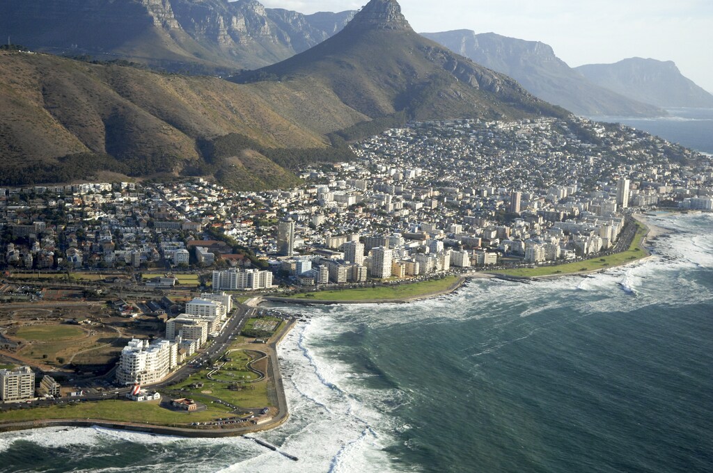 Cityscape of Cape Town in South Africa a venue of the 2010 World Cup, February 17, 2010. The 2010 World Cup soccer finals will take place in South Africa from June 11 - July 11. WORLD CUP 2010 PREVIEW - CITYSCAPE REUTERS/Euroluftbild.de (SOUTH AFRICA - Tags: SPORT SOCCER CITYSCAPE) BEST QUALITY AVAILABLE - BM2E62M10QS01