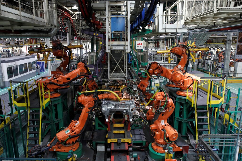 Robots assemble Renault and Nissan automobiles on the production line at the Renault SA car factory in Flins, near Paris, France, February 23, 2017. REUTERS/Benoit Tessier - RTS100DV