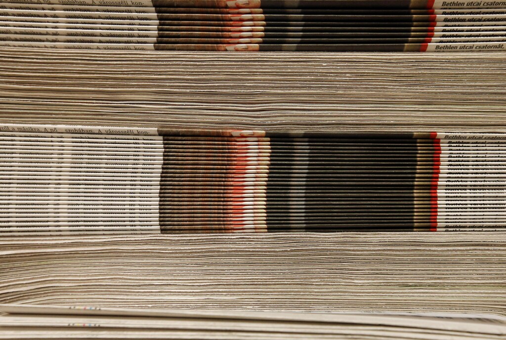 Copies of the daily newspaper Delmagyarorszag are stacked hot off the press at publishing house Lapcom's press room in Szeged, Hungary, November 9, 2016. Picture taken November 9, 2016. REUTERS/Laszlo Balogh - RTSUVVF