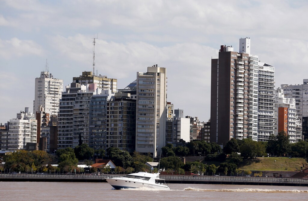 A yatch sails in the Parana River, with Rosario city in the background April 3, 2015. REUTERS/Enrique Marcarian - RTR4WA67