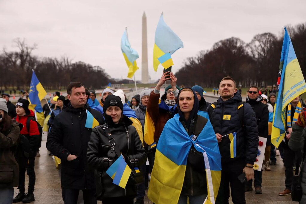 Simpatizantes de Ucrania se reúnen en el Lincoln Memorial, en Washington, en el primer aniversario de la invasión rusa de Ucrania.