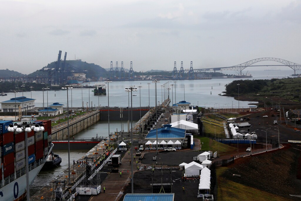 A cargo ship named Cosco Houston, navigates through Cocoli locks during a test of the new set of locks of the Panama Canal expansion project on the Pacific side in Cocoli, on the outskirts of Panama City, Panama June 23, 2016. REUTERS/Carlos Jasso - RTX2HVNB
