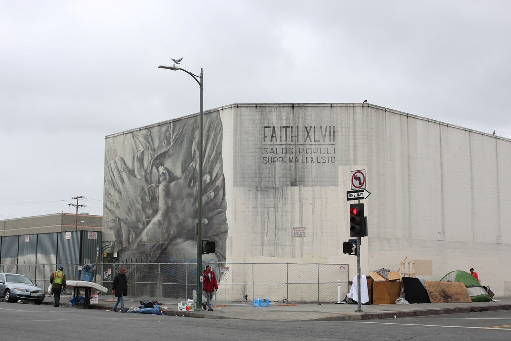 People walk around the neighboring streets around the Fred Jordan Mission, in Los Angeles, California, U.S. May 12, 2018. REUTERS/Dania Maxwell - RC14AABB79D0