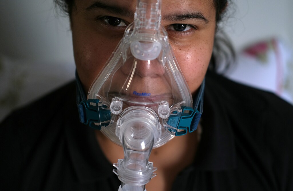 Physiotherapist Ana Carolina Xavier of FamilyCare, a group specialising in mobile physiotherapy care, and who also works at the ICU of Lagoa-Barra field hospital for COVID-19 patients, uses an oxygen machine during her treatment after being diagnosed with the coronavirus disease (COVID-19), at her house in Rio de Janeiro, Brazil June 25, 2020. Picture taken June 25, 2020. REUTERS/Ricardo Moraes - RC2T7I99DGDF