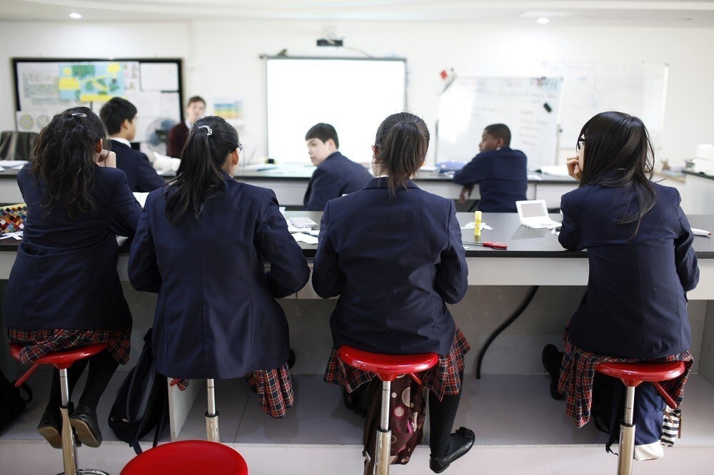 Students attend a class at the Oxford International College in Changzhou, Jiangsu province January 10, 2013. The website for a private school in Changzhou, one of China's smaller cities, features blue blazers and plaid skirts, music classes and an ivy-clad brick doorway -- all the trappings of the British school system designed to appeal to wealthy Chinese parents. In choosing a smaller city, Oxford International College - no relation to the British university - is tapping into a growing market of upwardly-mobile Chinese willing to pay as much as 260,000 yuan ($41,700) a year for a Western-style education and a ticket to college overseas. Picture taken January 10, 2013. To match Feature CHINA-SCHOOLS REUTERS/Aly Song (CHINA - Tags: SOCIETY BUSINESS EDUCATION) - RTR3CEMD