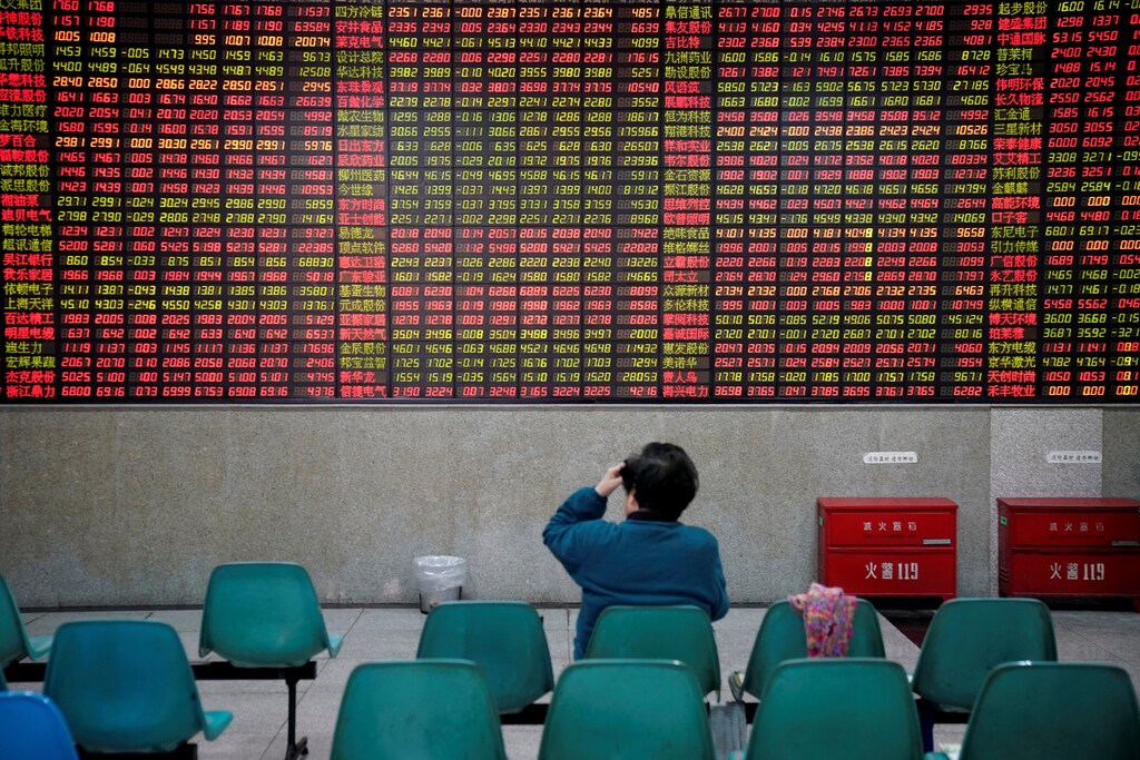 An investor looks at an electronic board showing stock information at a brokerage house in Shanghai, China November 24, 2017. REUTERS/Aly Song TPX IMAGES OF THE DAY - RC136E9A3200