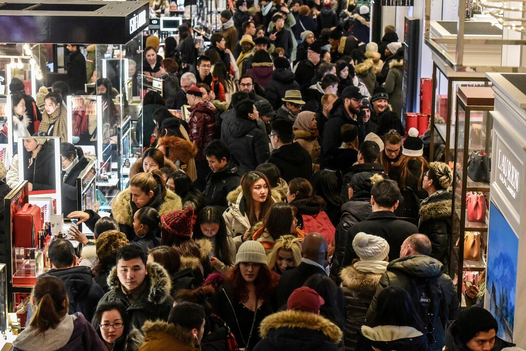 A large crowd of people shop during a Black Friday sales event at Macy's flagship store on 34th St. in New York City, U.S., November 22, 2018. REUTERS/Stephanie Keith TPX IMAGES OF THE DAY - RC1EA7186260