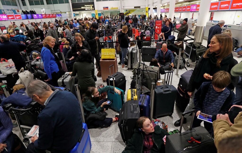 Passengers wait around in the South Terminal building at Gatwick Airport after drones flying illegally over the airfield forced the closure of the airport, in Gatwick, Britain, December 20, 2018. REUTERS/Peter Nicholls - RC1D6F1CB160