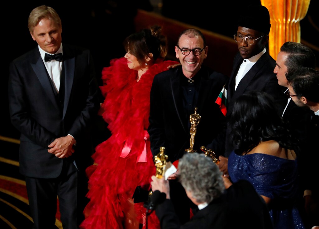 91st Academy Awards - Oscars Show - Hollywood, Los Angeles, California, U.S., February 24, 2019. Viggo Mortensen, Mahershala Ali and the rest of the cast and crew of "Green Book" celebrate onstage after the film won the Best Picture award. REUTERS/Mike Blake TPX IMAGES OF THE DAY - RC1767050D40