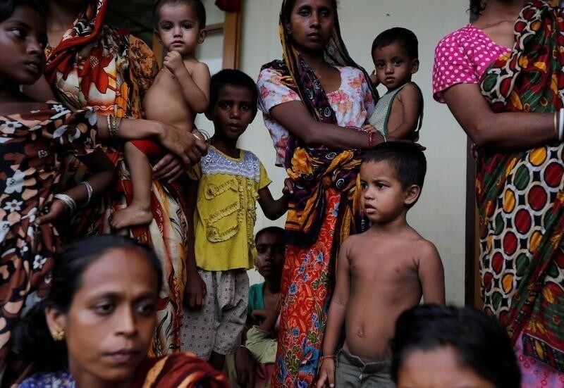Hindu people who fled violence in their village pass time at a temporary internally displaced persons (IDP) camp in Maungdaw, Myanmar August 30, 2017. RETUERS/Soe Zeya Tun TPX IMAGES OF THE DAY - RC1A3F0C9F00