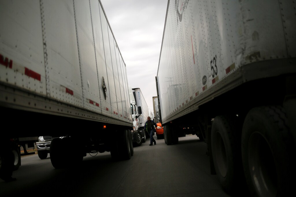 Trailers are queued for border customs control at Zaragoza-Ysleta border crossing bridge, in Ciudad Juarez, Mexico January 16, 2020. REUTERS/Jose Luis Gonzalez - RC2AHE9MA4TJ