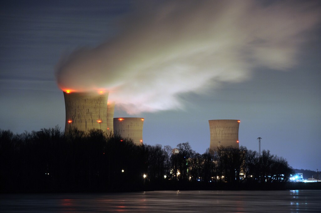 The Three Mile Island nuclear power plant, where the U.S. suffered its most serious nuclear accident in 1979, is seen across the Susquehanna River in Middletown, Pennsylvania in this night view taken March 15, 2011. U.S. regulators should press ahead with approving construction licenses for new nuclear power plants despite Japan's nuclear crisis, President Barack Obama's top energy official Energy Secretary Steven Chu said on Tuesday. REUTERS/Jonathan Ernst (UNITED STATES - Tags: ENERGY DISASTER ENVIRONMENT BUSINESS IMAGES OF THE DAY) - GM1E73G0V4I01