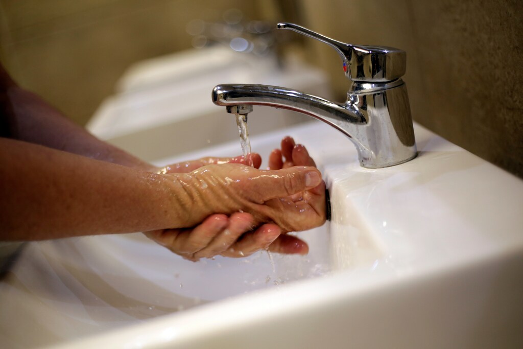 A man washes his hands at a shopping mall in Ciudad Juarez, Mexico March 22, 2019. REUTERS/Jose Luis Gonzalez - RC1BD5818D20