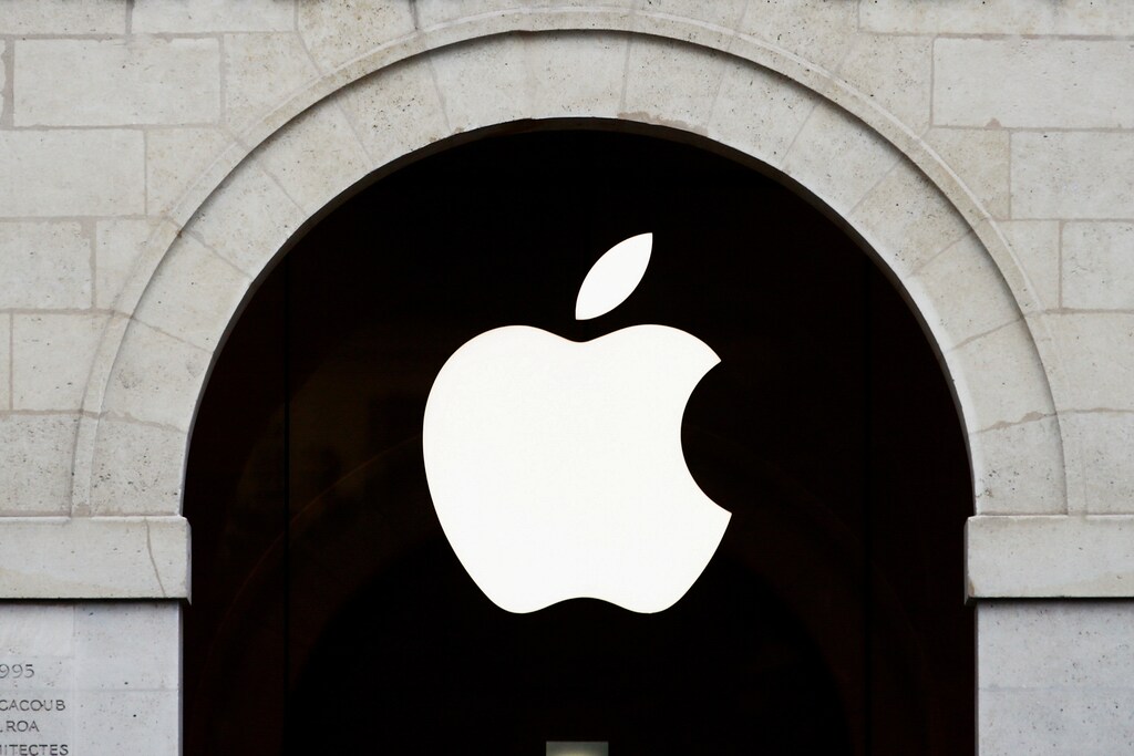 Apple logo is seen on the Apple store at The Marche Saint Germain in Paris, France July 15, 2020. REUTERS/Gonzalo Fuentes - RC25BI9Q4NOX