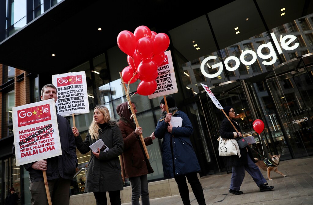 Protesters challenge Google's Chinese search engine censorship outside the company's London offices.